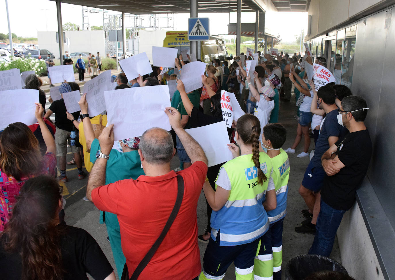 Los sanitarios y trabajadores volvieron a concentrarse este lunes para expresar sus reinvindicaciones