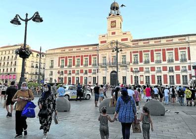 Imagen secundaria 1 - La Plaza Mayo (arriba), la Puerta del Sol (centro) o el Museo de Prado, donde toca un músico callejero (abajo), son los centros turísticos de obligada visita en Madrid.