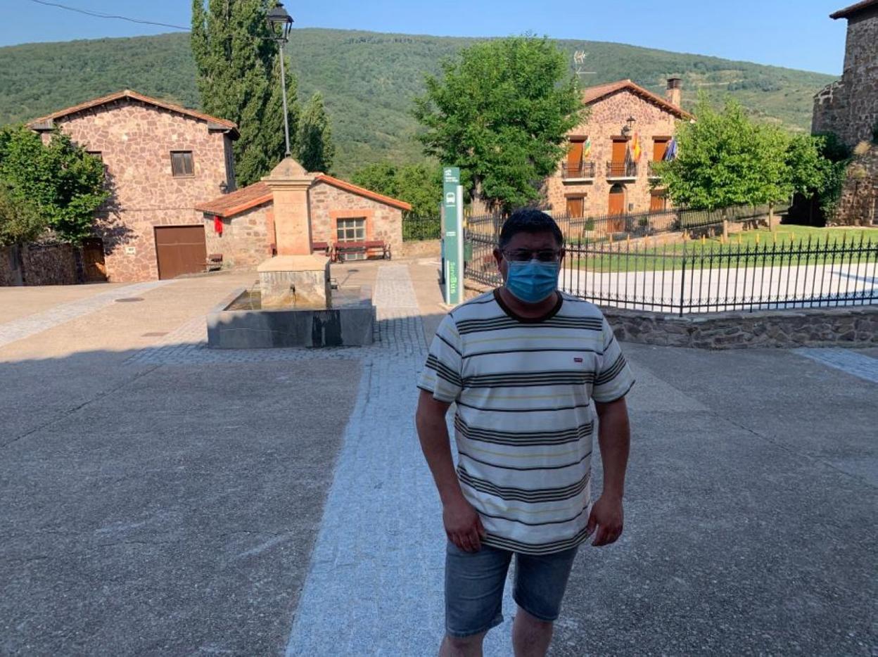 José Antonio Garós Martínez, alcalde de Almarza de Cameros, posa en el pueblo del Camero Viejo. 