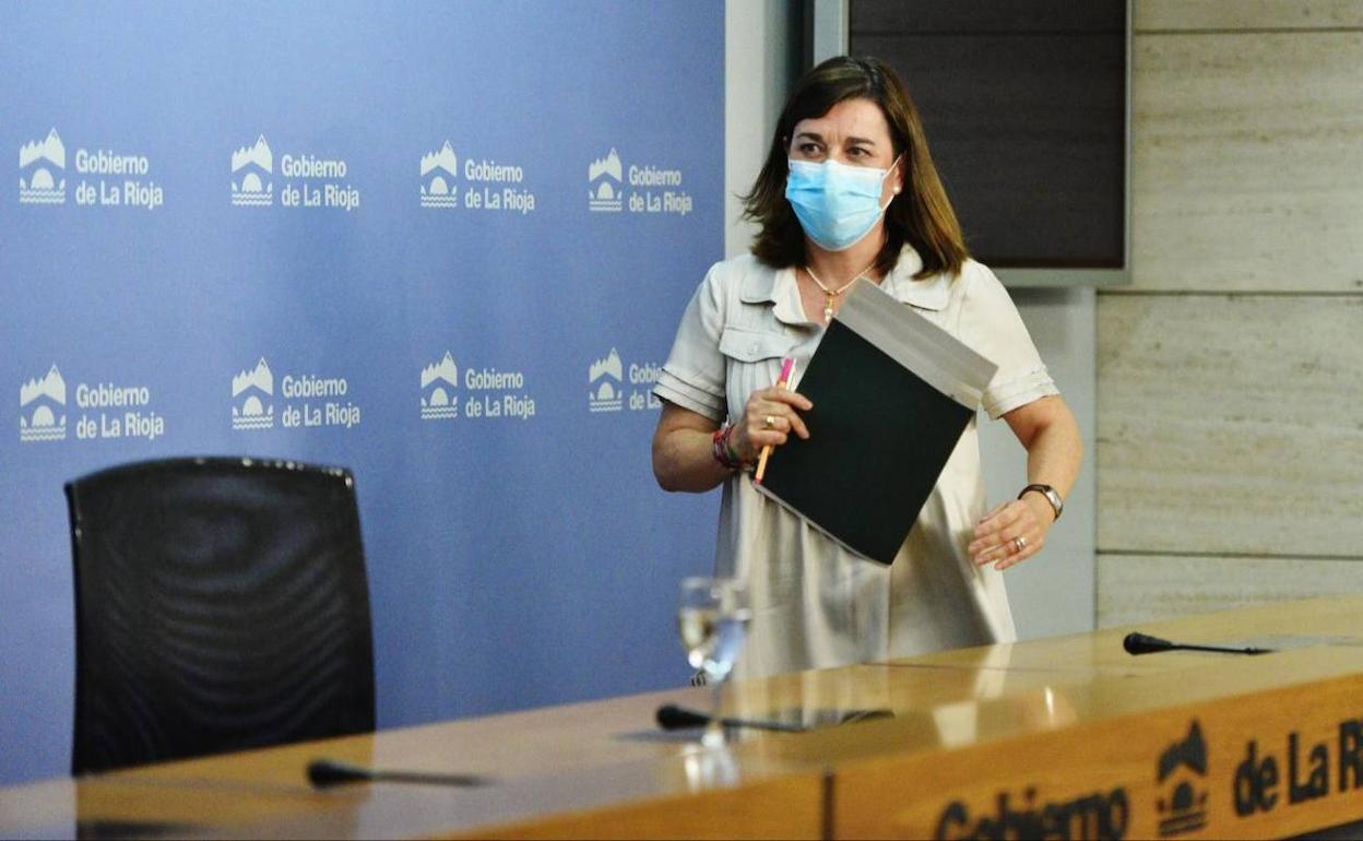 La consejera de Salud y portavoz del Gobierno riojano, Sara Alba, este sábado tras el Consejo de Gobierno extraordinario. 