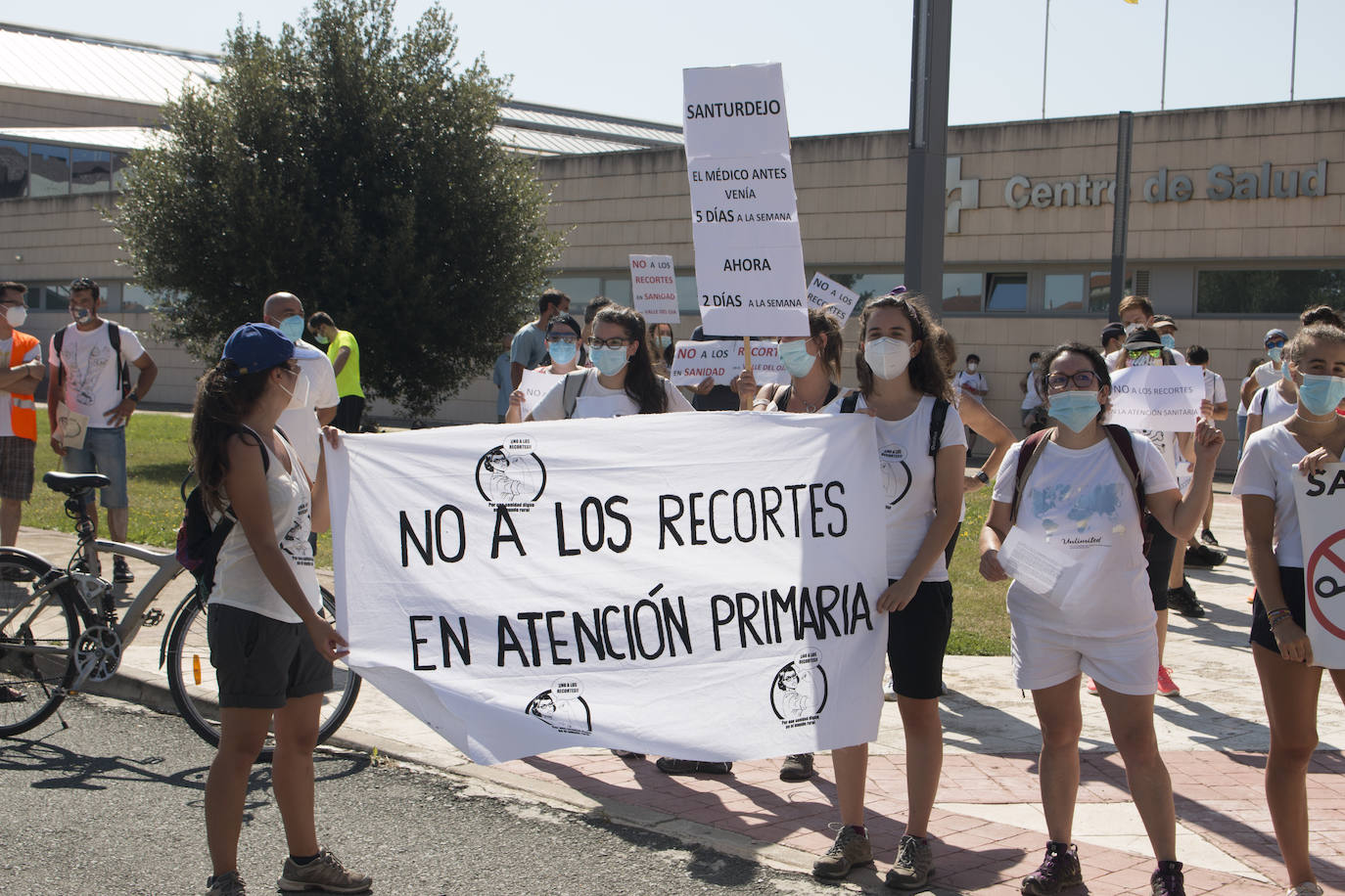 Fotos: Cerca de 300 vecinos protestan por los recortes sanitarios en Santurde, Santurdejo y Pazuengos