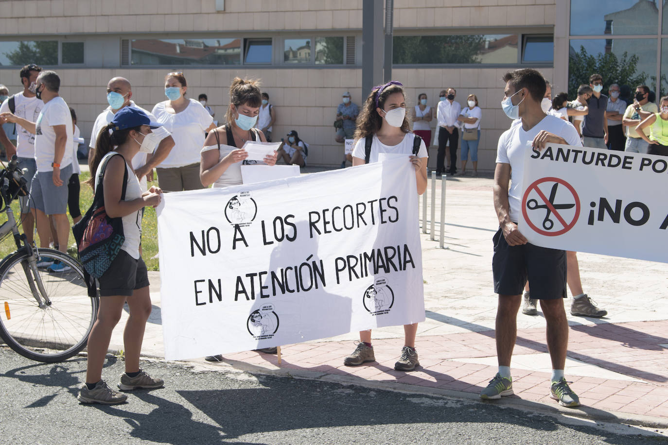 Fotos: Cerca de 300 vecinos protestan por los recortes sanitarios en Santurde, Santurdejo y Pazuengos