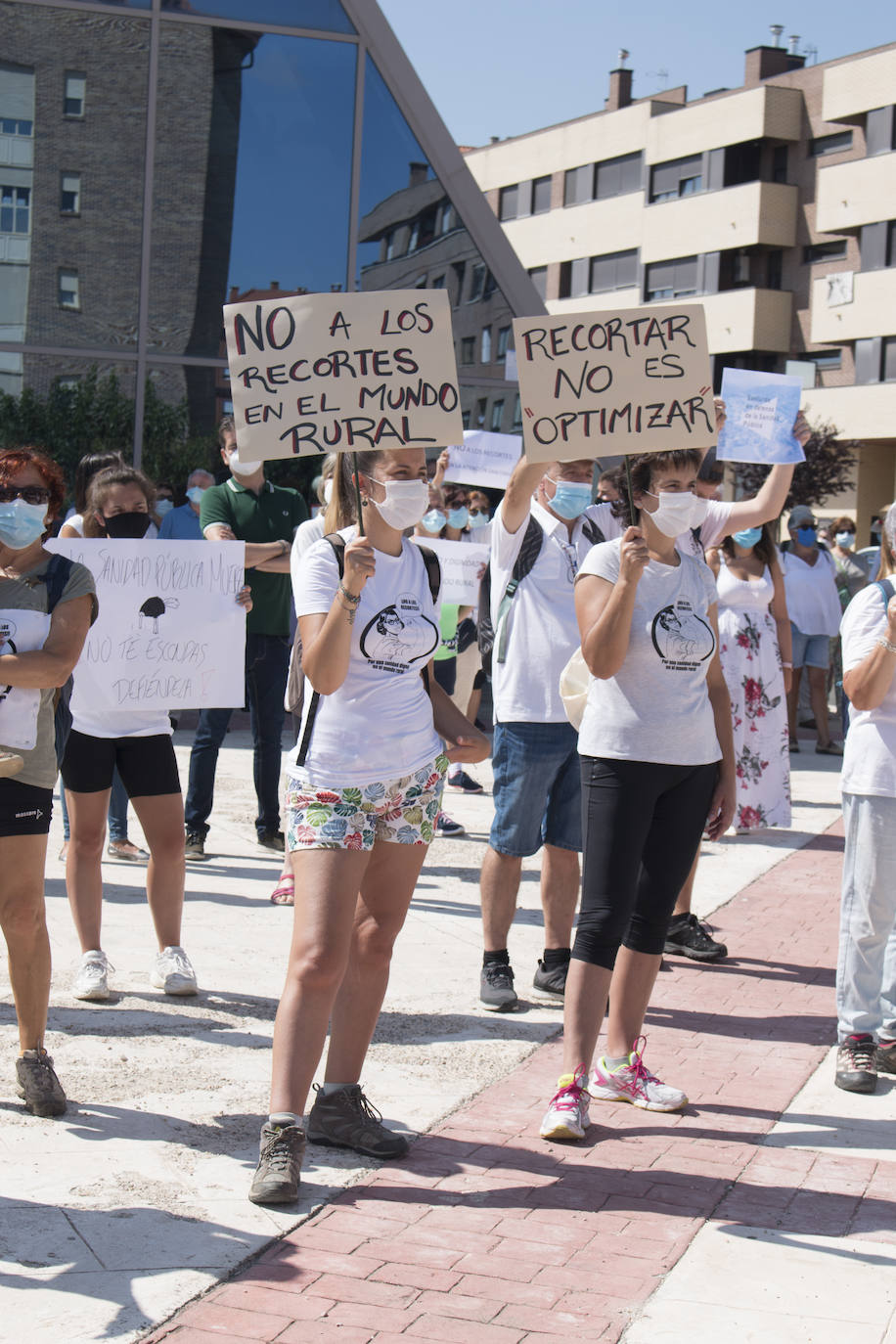 Fotos: Cerca de 300 vecinos protestan por los recortes sanitarios en Santurde, Santurdejo y Pazuengos