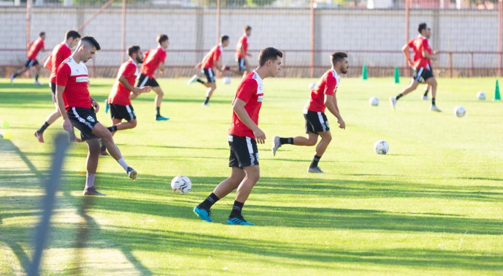 Separados, con balones para cada uno, sin apenas rozarse... así será el trabajo de la UDL en el Mundial 82 hasta que LaLiga les permita unirse en grupos. 