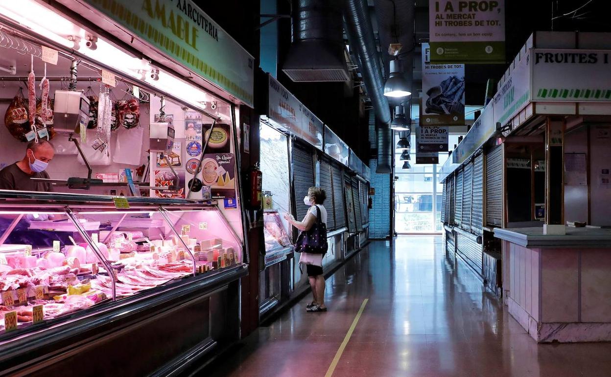 Mercado casi vacío en L'Hospitalet. 