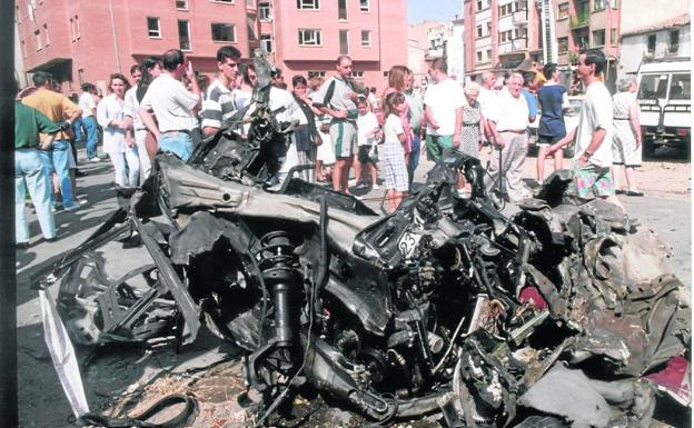 La onda expansiva de la explosión lanzó piezas de coche incluso por encima de edificios. 