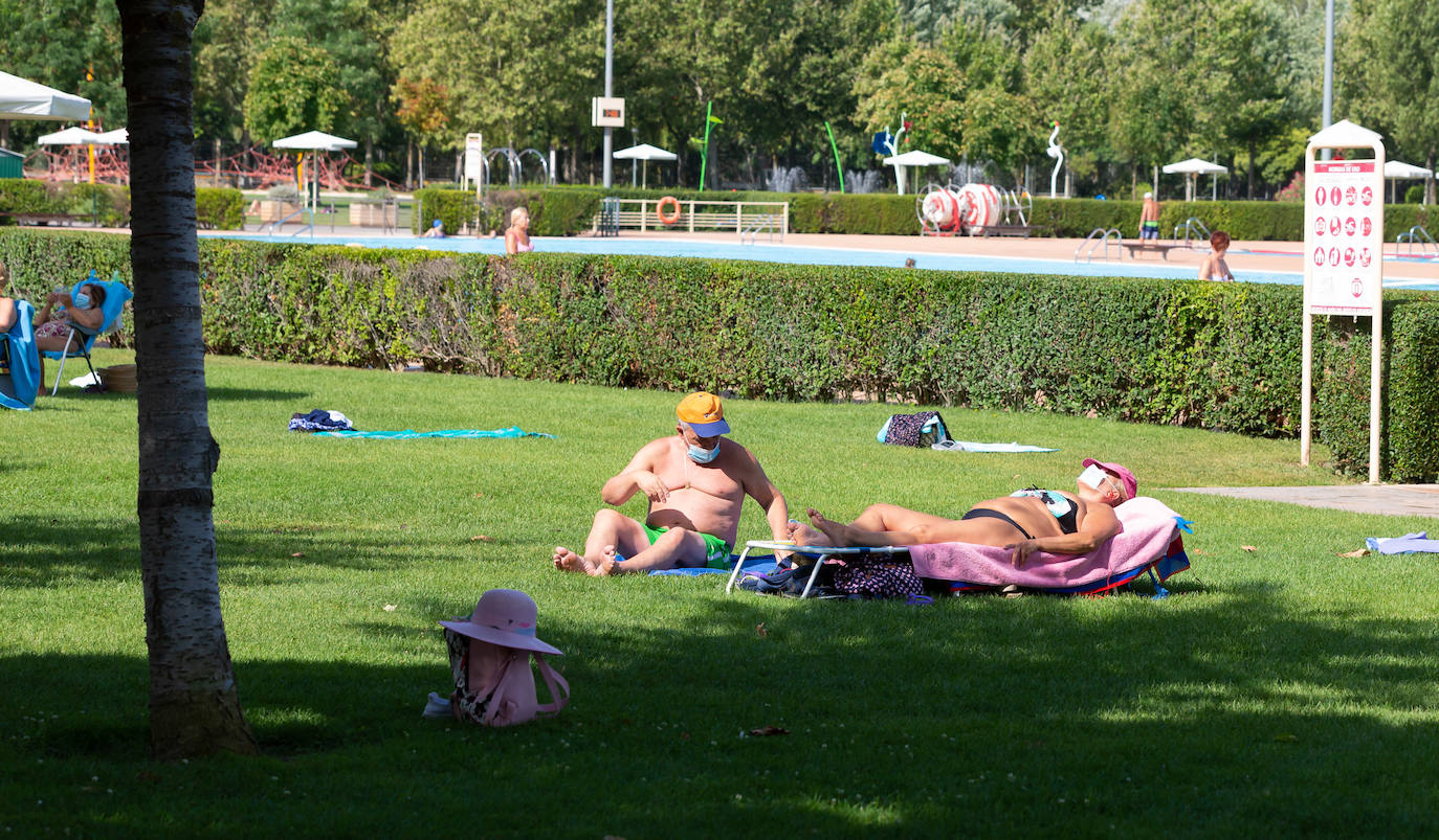 Los socorristas velan por el cumplimiento de las normas en las piscinas en un verano marcado por el coronavirus