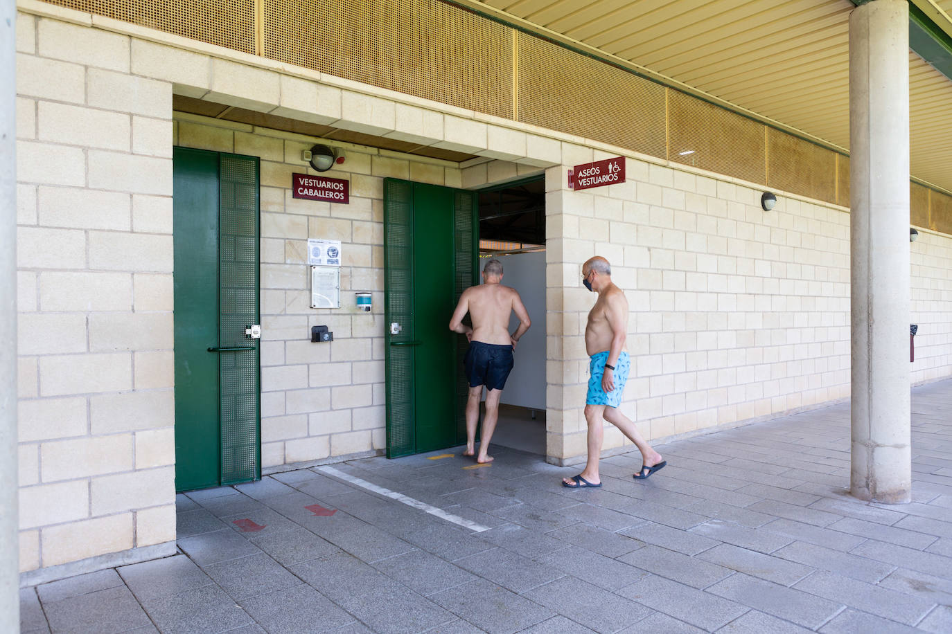 Los socorristas velan por el cumplimiento de las normas en las piscinas en un verano marcado por el coronavirus