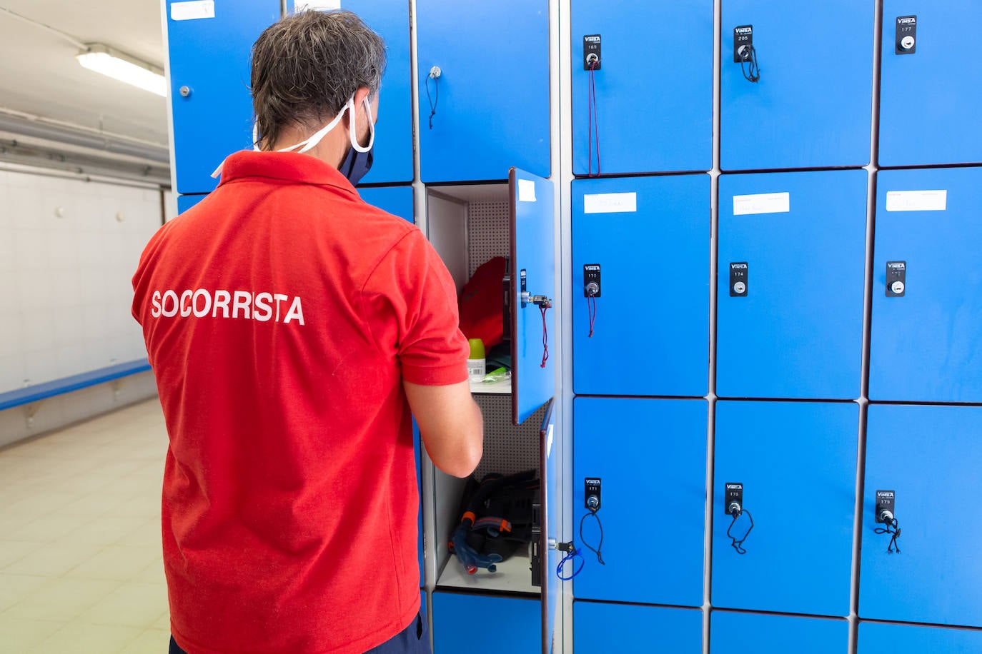 Los socorristas velan por el cumplimiento de las normas en las piscinas en un verano marcado por el coronavirus