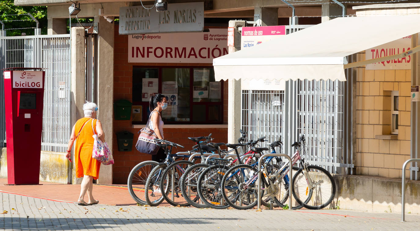Los socorristas velan por el cumplimiento de las normas en las piscinas en un verano marcado por el coronavirus