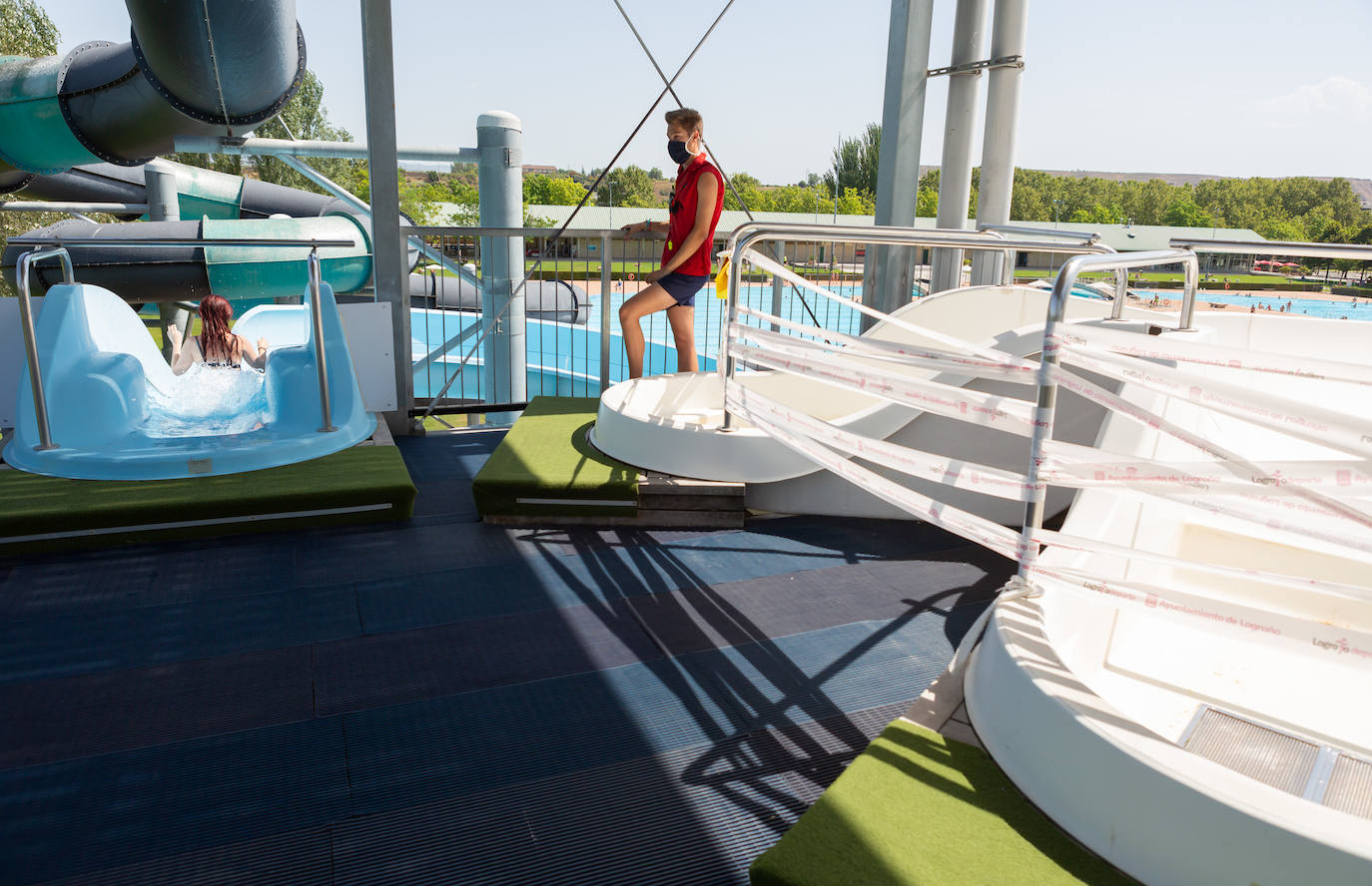 Los socorristas velan por el cumplimiento de las normas en las piscinas en un verano marcado por el coronavirus