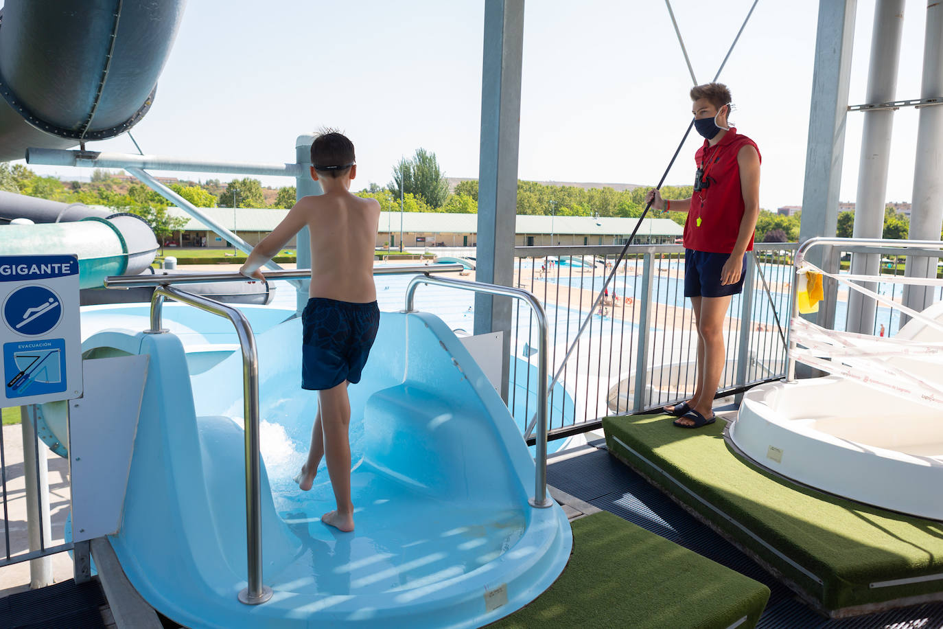 Los socorristas velan por el cumplimiento de las normas en las piscinas en un verano marcado por el coronavirus