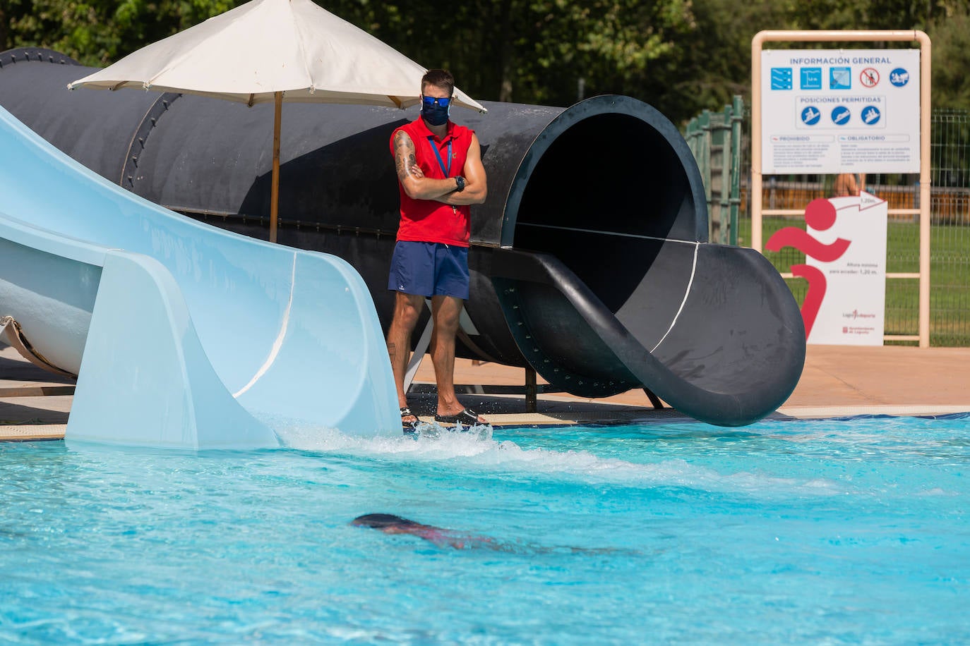 Los socorristas velan por el cumplimiento de las normas en las piscinas en un verano marcado por el coronavirus