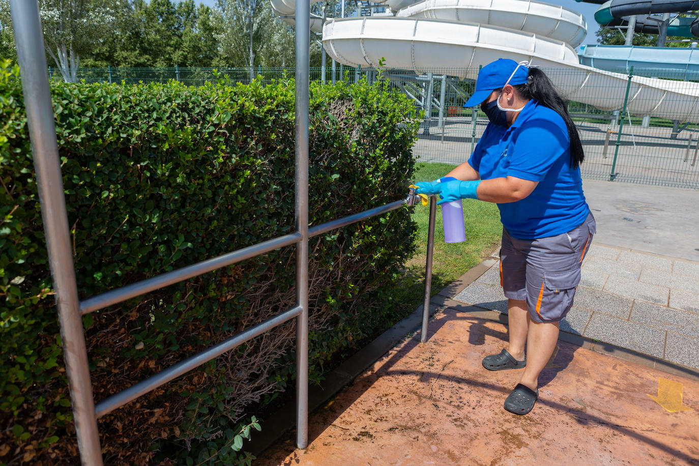 Los socorristas velan por el cumplimiento de las normas en las piscinas en un verano marcado por el coronavirus