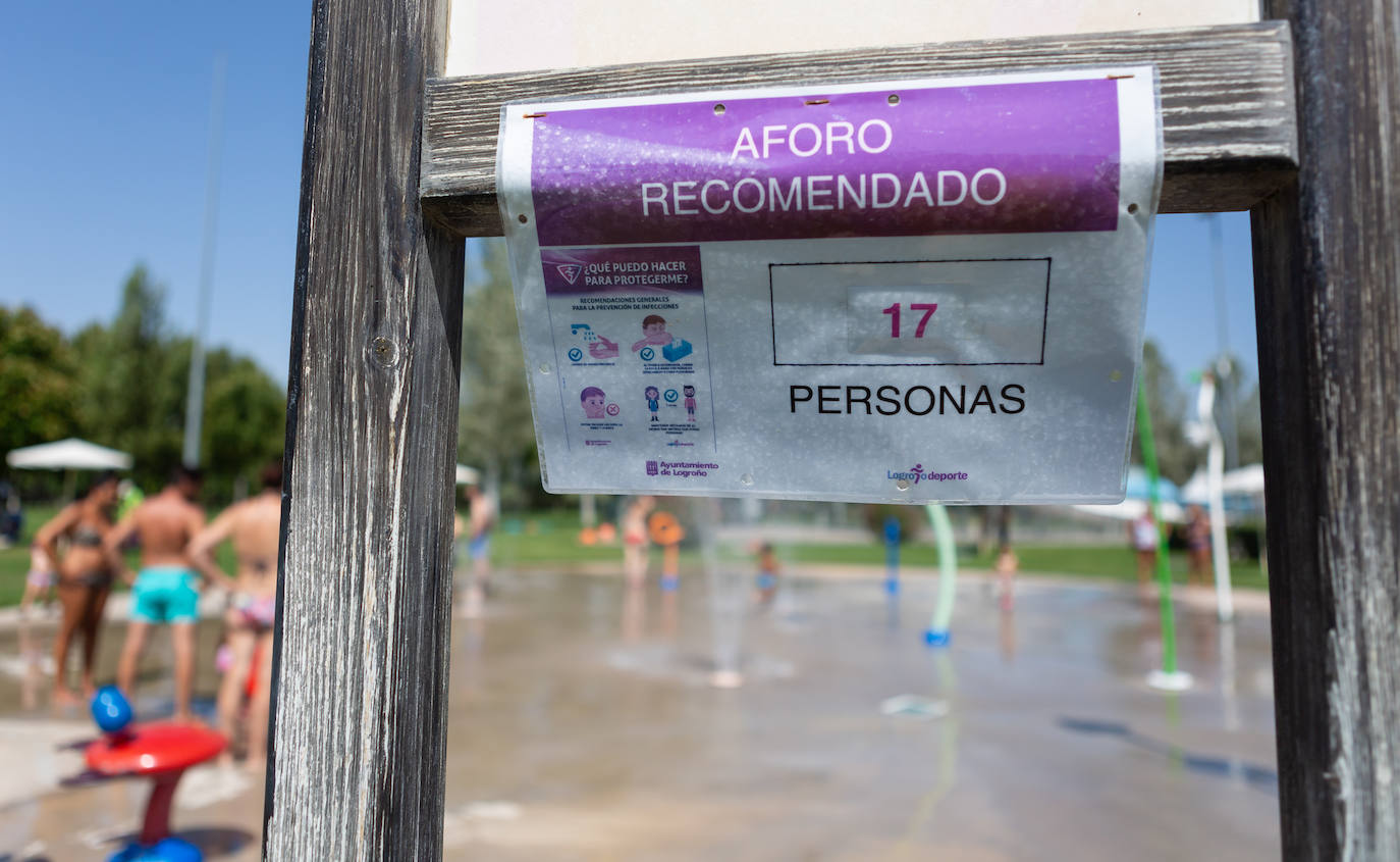 Los socorristas velan por el cumplimiento de las normas en las piscinas en un verano marcado por el coronavirus