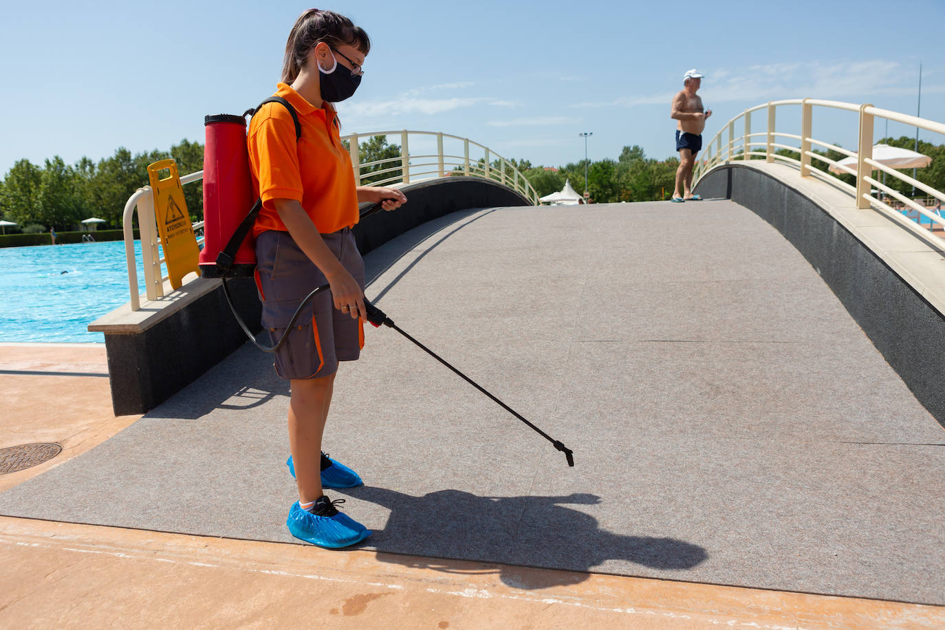 Los socorristas velan por el cumplimiento de las normas en las piscinas en un verano marcado por el coronavirus
