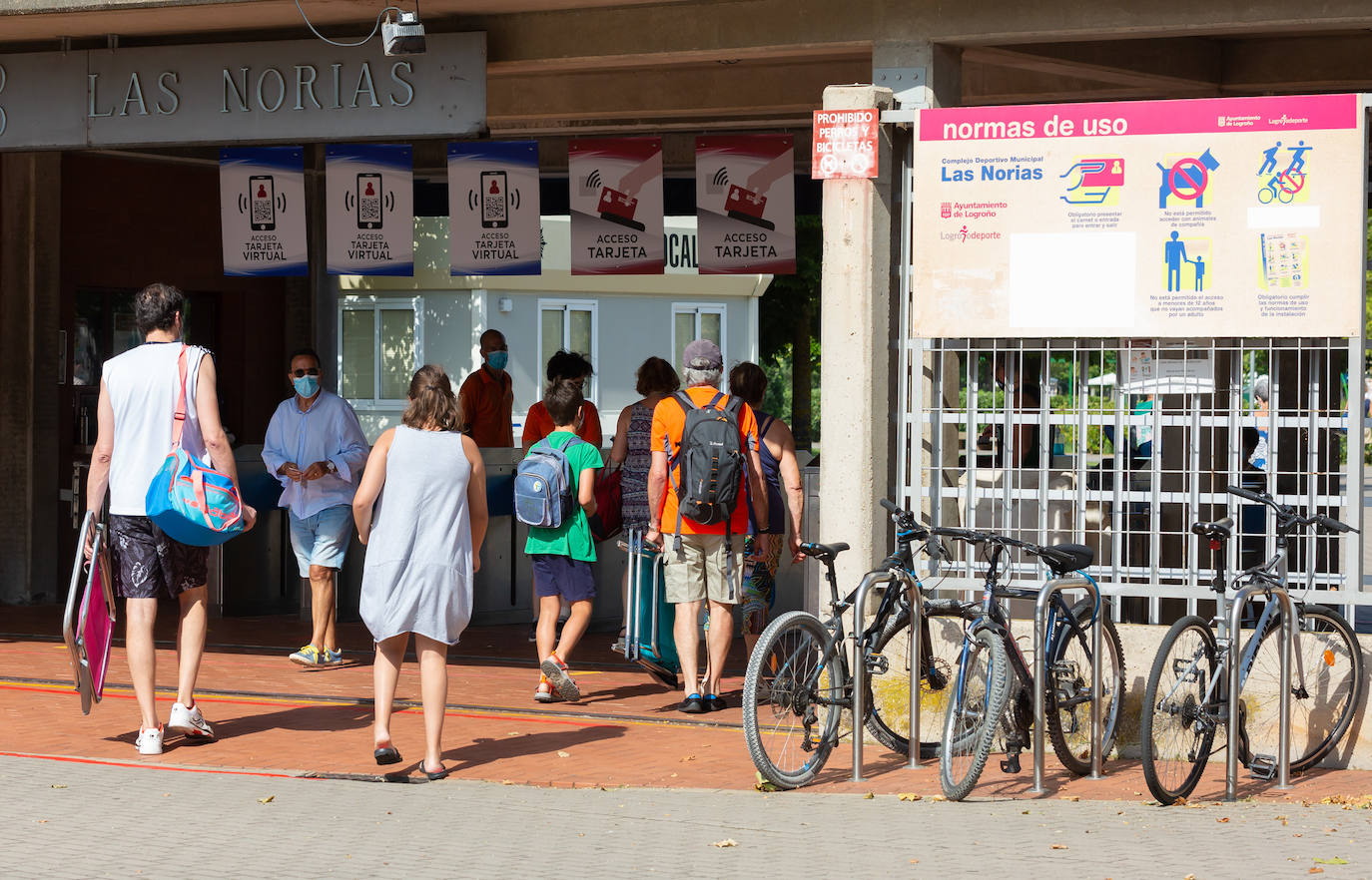 Los socorristas velan por el cumplimiento de las normas en las piscinas en un verano marcado por el coronavirus