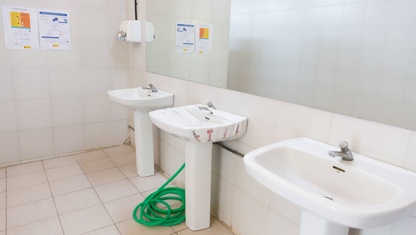 Los socorristas velan por el cumplimiento de las normas en las piscinas en un verano marcado por el coronavirus