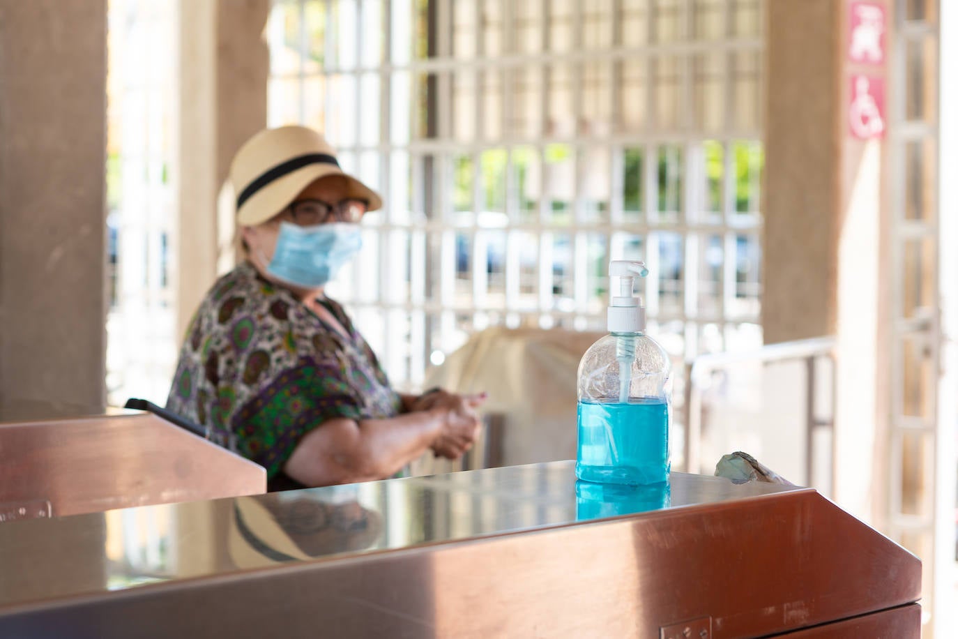 Los socorristas velan por el cumplimiento de las normas en las piscinas en un verano marcado por el coronavirus