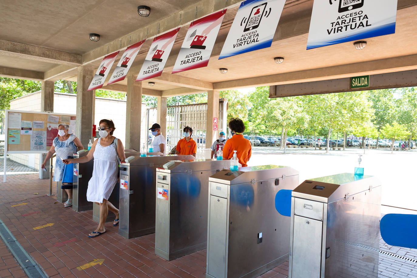 Los socorristas velan por el cumplimiento de las normas en las piscinas en un verano marcado por el coronavirus