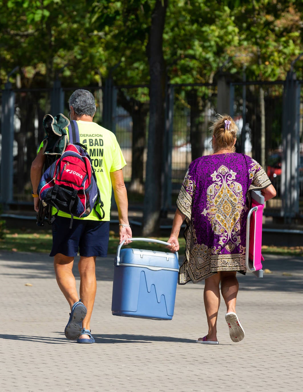 Los socorristas velan por el cumplimiento de las normas en las piscinas en un verano marcado por el coronavirus