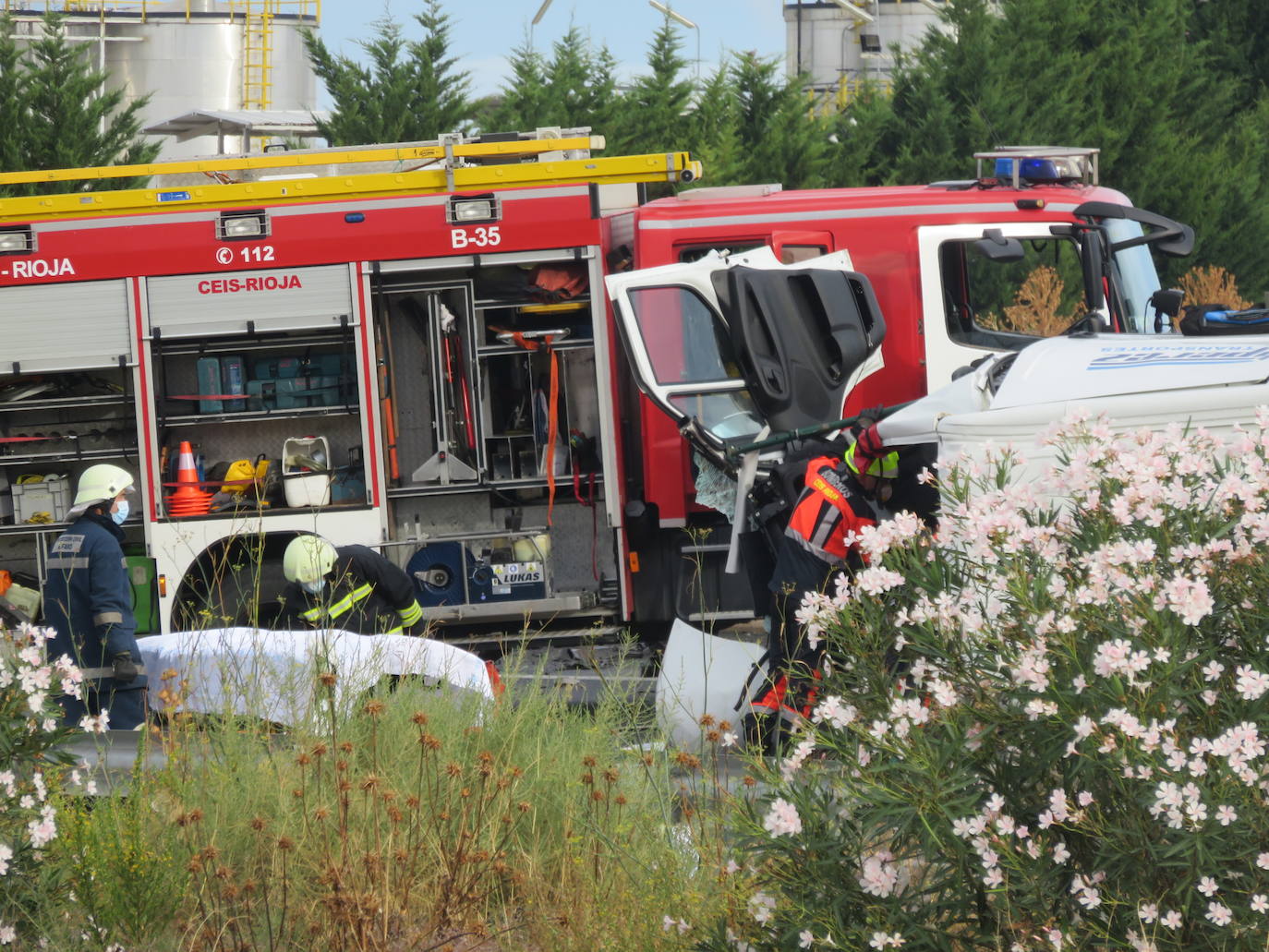 Fotos: Dos fallecidos en un accidente de tráfico en la N-232 en Alfaro