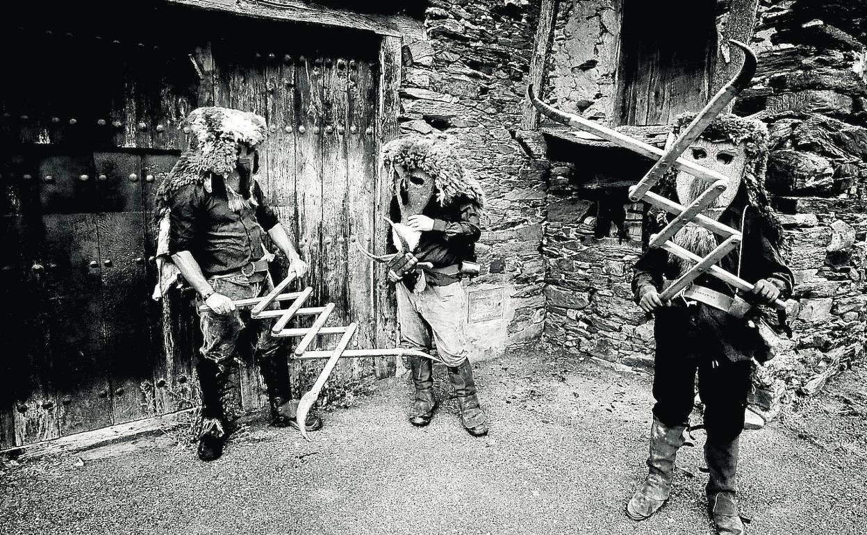 La mascarada del Atenazador, un ritual pagano vinculado a los solsticios y los trabajos en el campo, estuvo a punto de desaparecer en los años ochenta. Este verano se ha llevado a cabo en una versión reducida y simbólica.