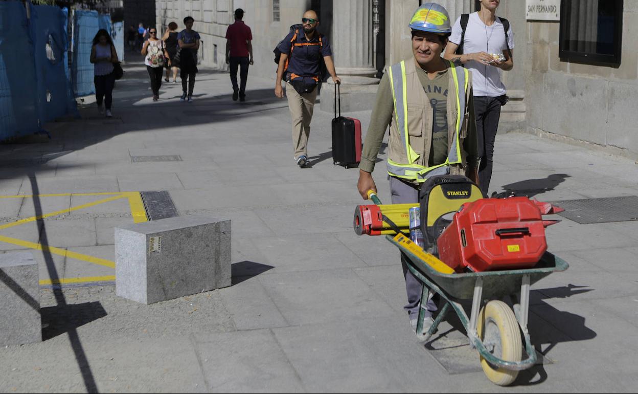 Un albañil trabaja en una obra cerca de la Puerta del Sol de Madrid.