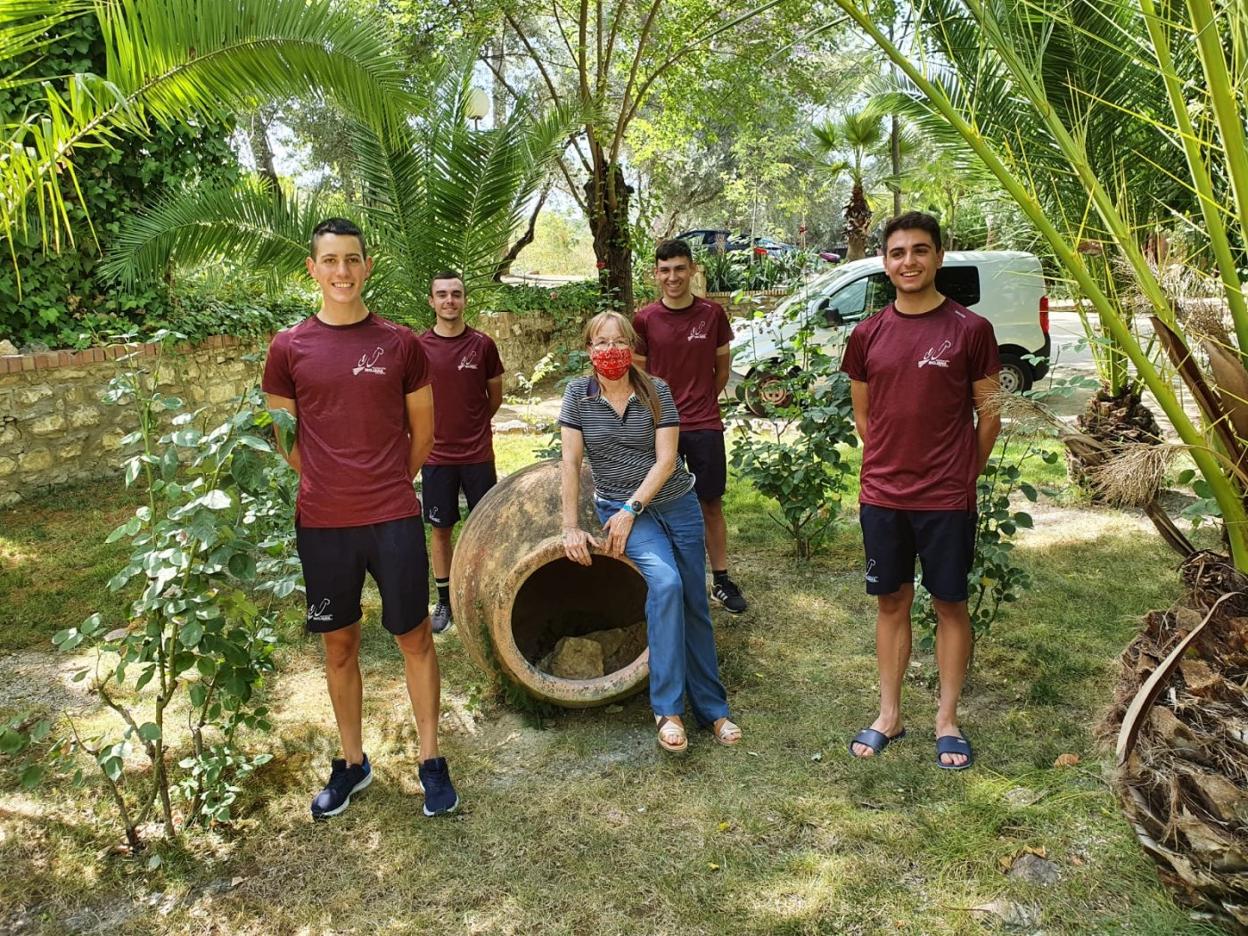 Begoña Ruiz, con Arturo Grávalos, Raúl Bastida, Pablo García y Diego Gonzalo. 