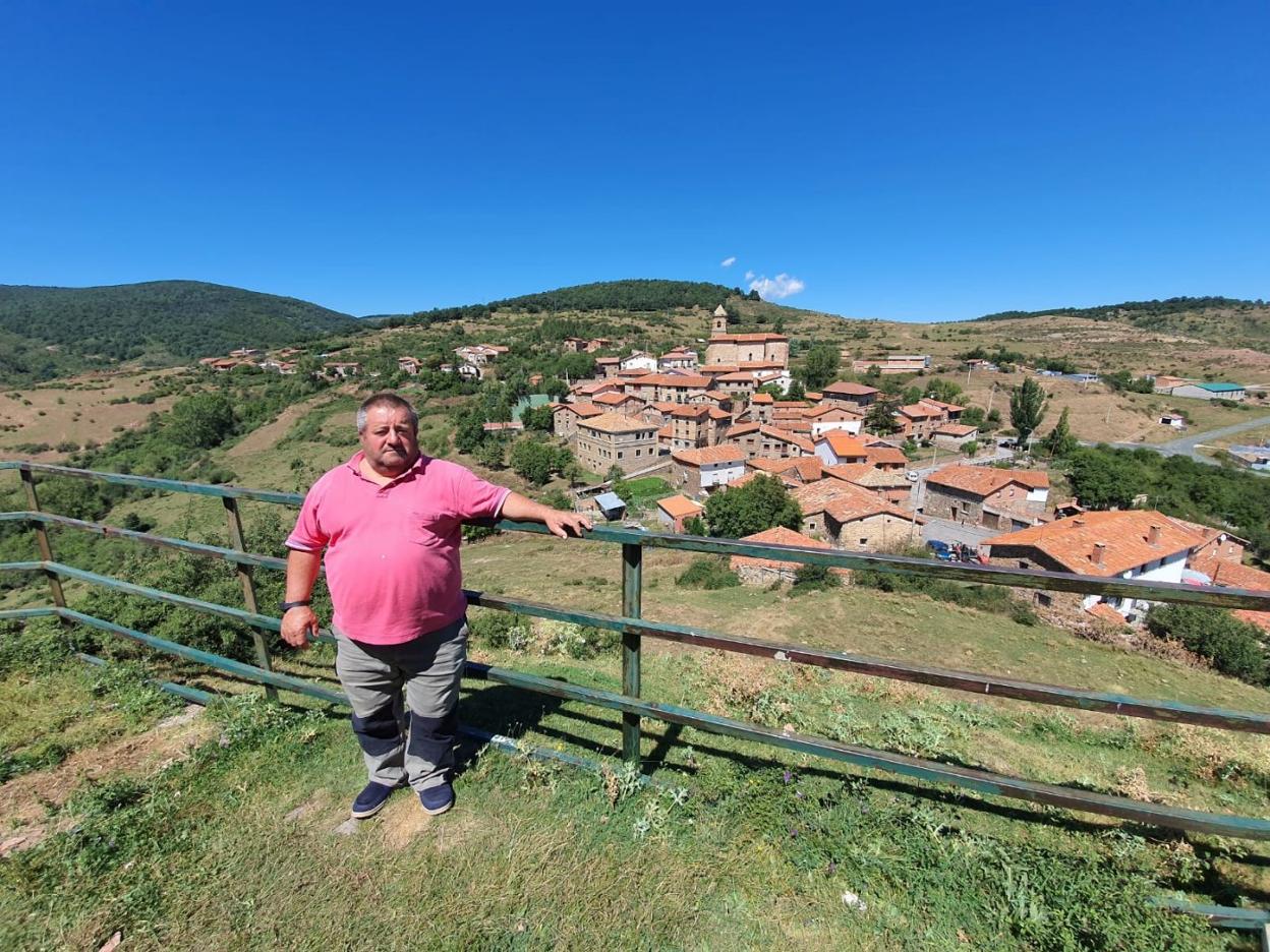 Miguel Ángel Terroba posa con Muro en Cameros al fondo. 
