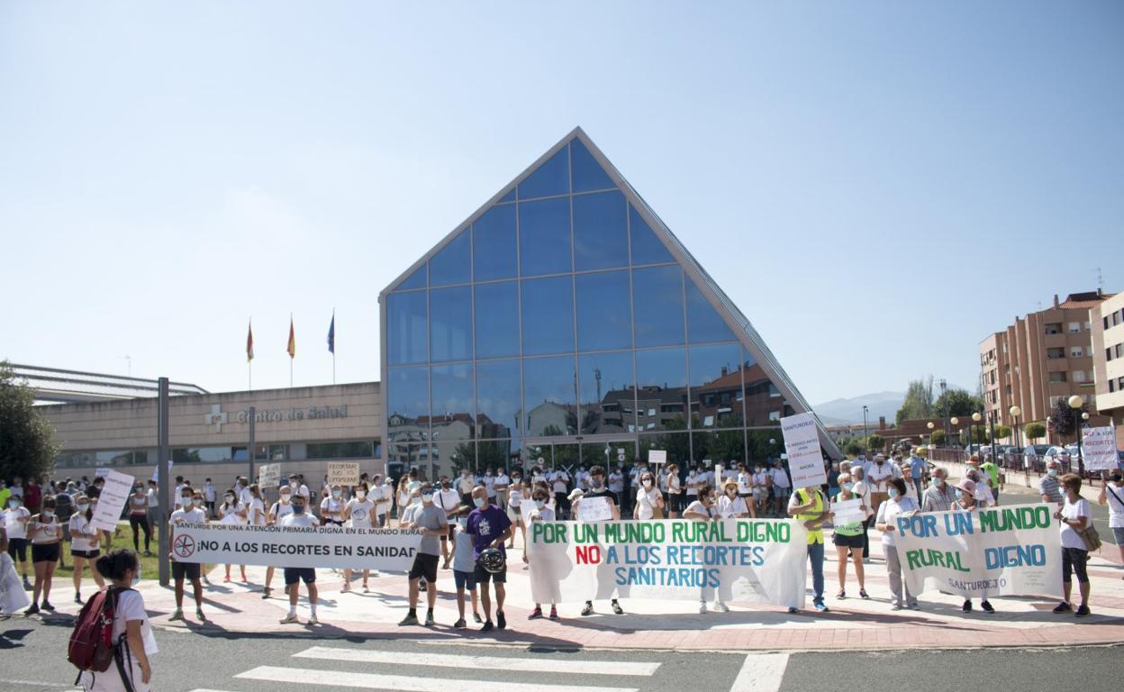 Concentración junto al centro de salud de Santo Domingo. 