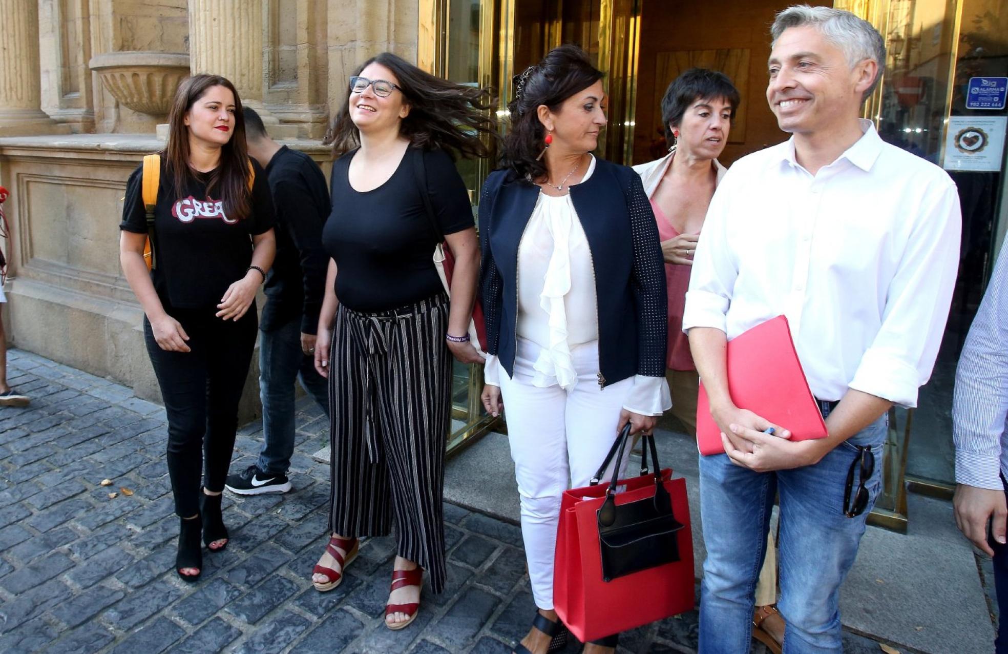 Nazaret Martín y Raquel Romero, con Mario Herrera al fondo, tras una de las reuniones donde se fraguó el pacto junto a la delegación del PSOE (Andreu, Del Río y Ocón). 