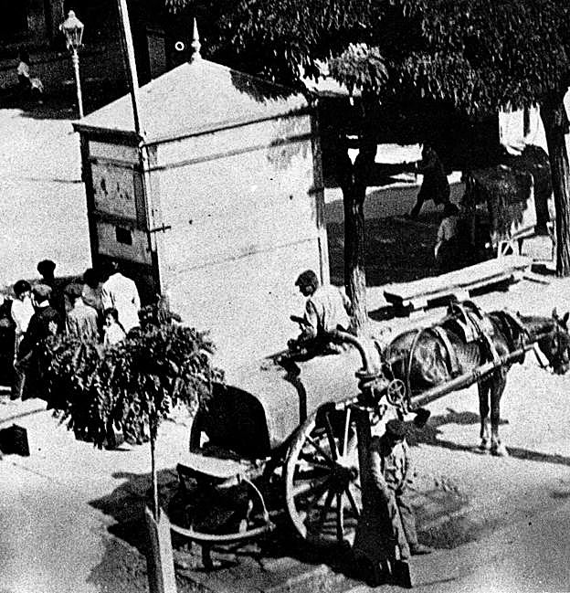 Riego en la plaza del Mercado de Logroño.