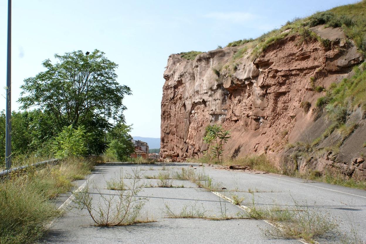 Estado actual de la vía de acceso a la ciudad por Peñaescalera. 