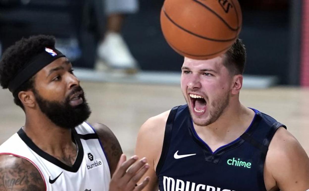 Luka Doncic (d), junto a Marcus Morris en el cuarto partido de la serie. 