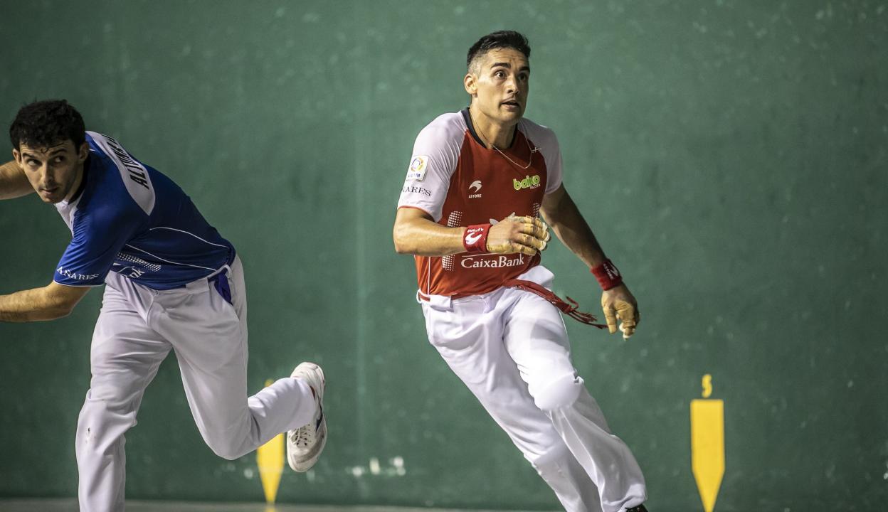 Víctor, en plena acción en unode sus últimos partidos. 