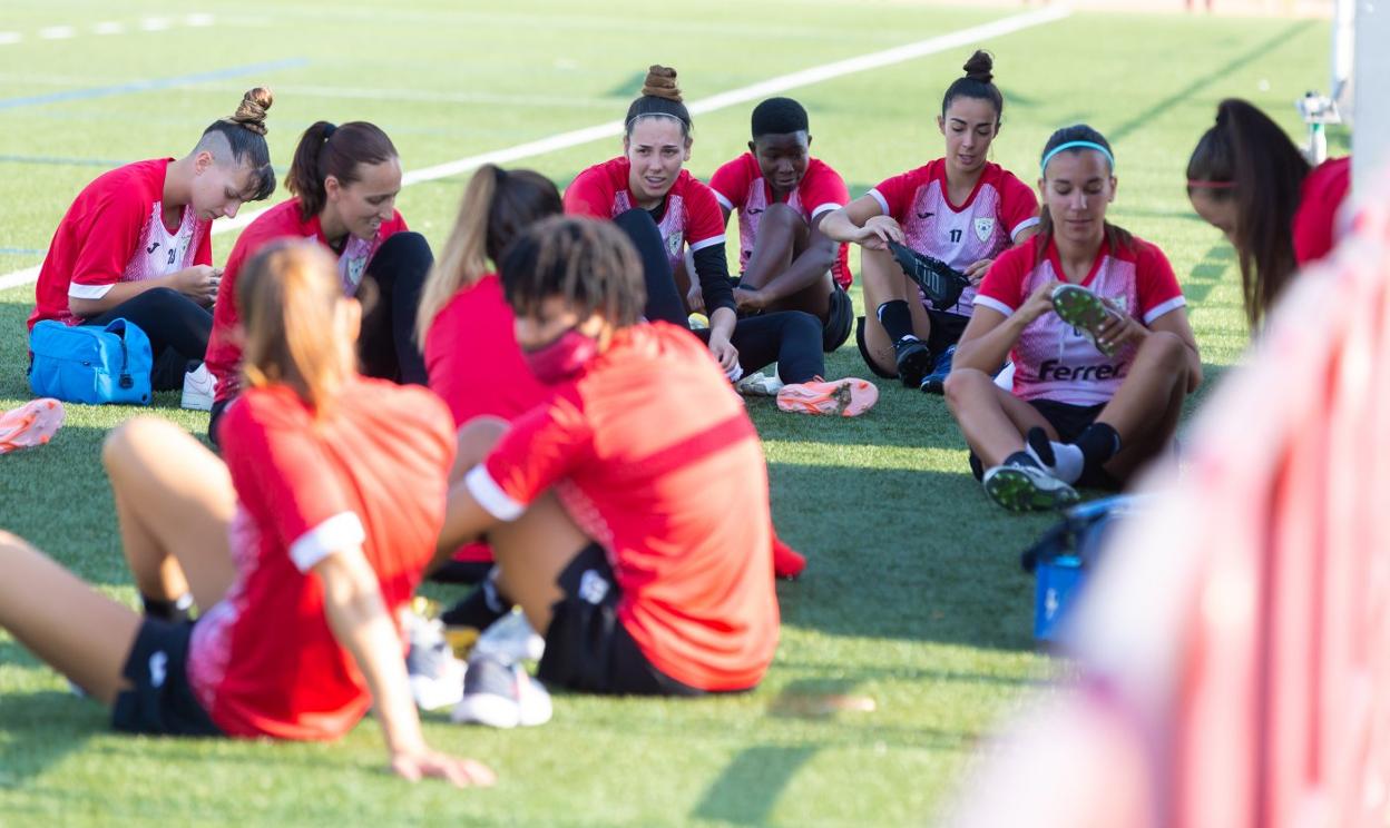 Parte del plantel del EDF Logroño conversa en un descanso durante la pretemporada. 