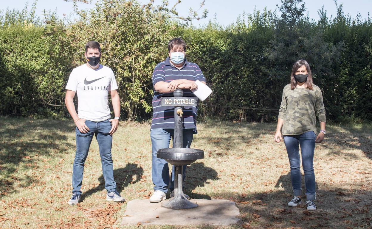 Raúl Riaño, Carlos Barrón y Cristina Domingo, esta mañana en la fuente de la ermita que se potabilizará.