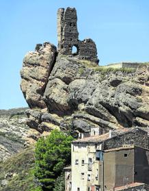 Imagen secundaria 2 - El camino hacia las 'cuevas del ajedrezado' y la entrada a una de las grutas horadadas en la piedra en Santa Eulalia Somera; y panorámica del pueblo desde el barrio de las bodegas; 