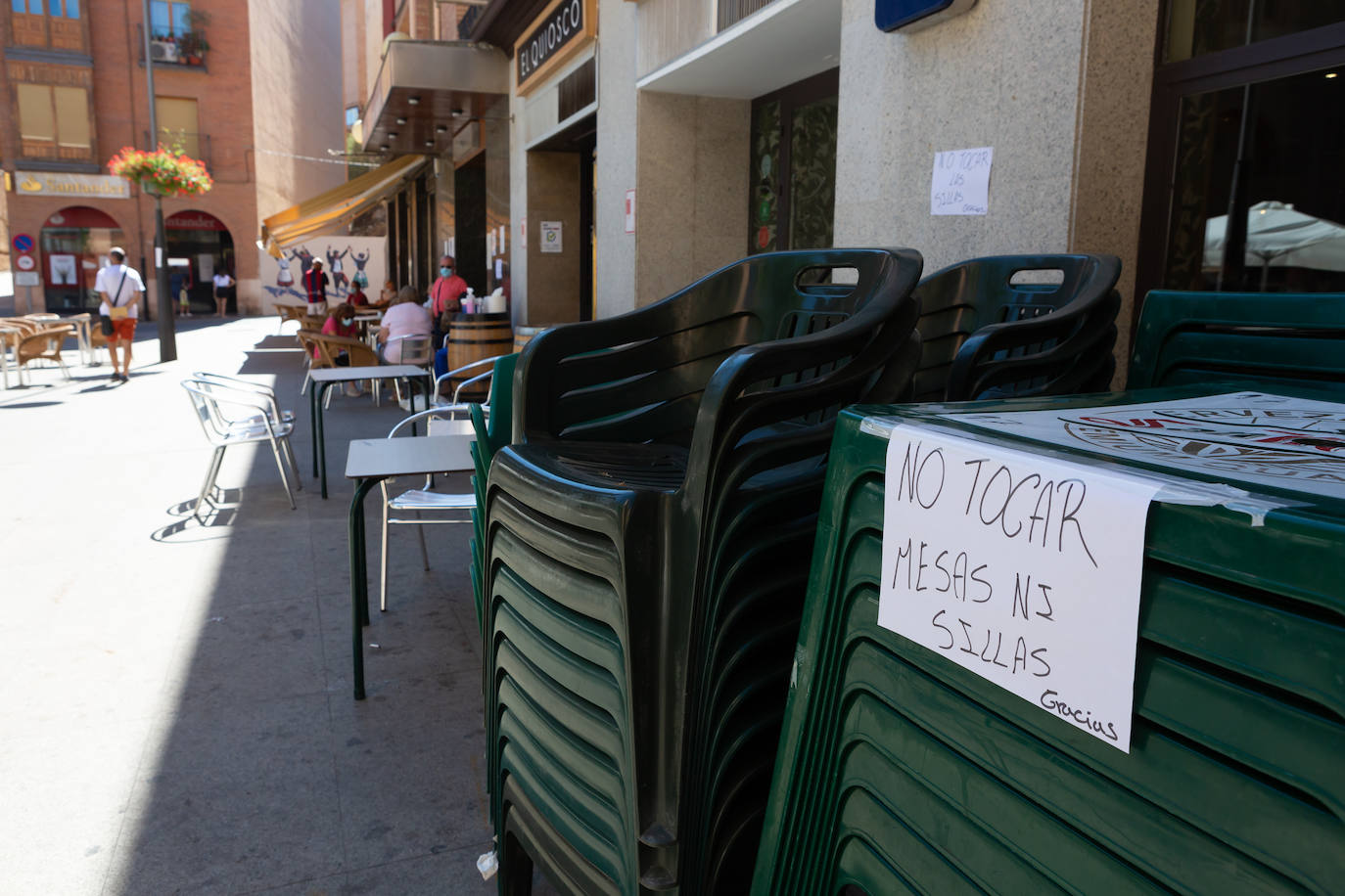 Pruebas y tensa espera. El municipio riojabajeño trata de mantener la normalidad mientras el censo de infectados no deja de crecer. 