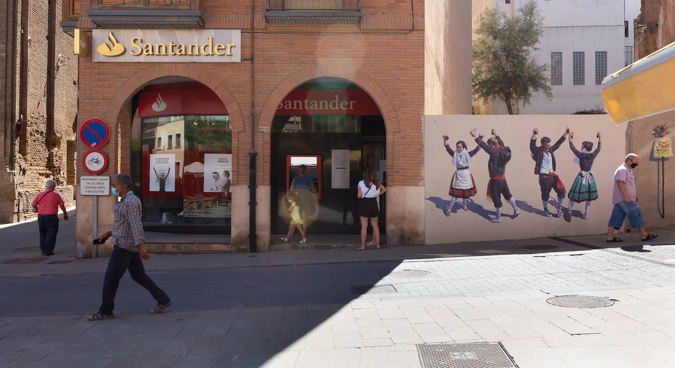 Pruebas y tensa espera. El municipio riojabajeño trata de mantener la normalidad mientras el censo de infectados no deja de crecer. 