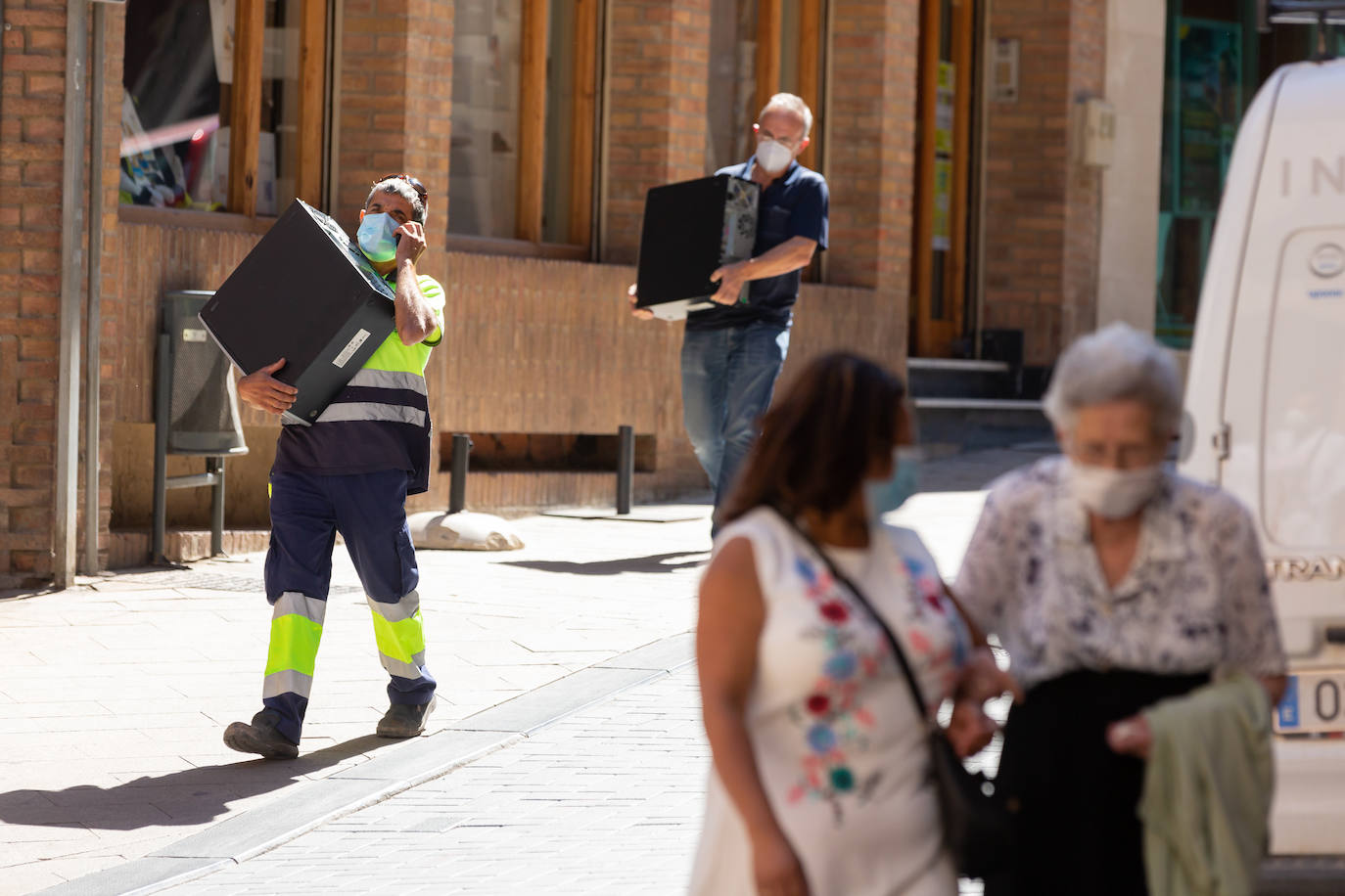 Pruebas y tensa espera. El municipio riojabajeño trata de mantener la normalidad mientras el censo de infectados no deja de crecer. 