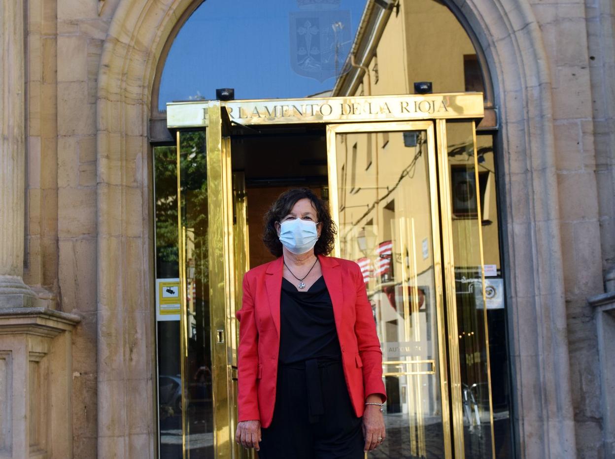 La exconsejera de Servicios Sociales Ana Santos, en la puerta del Parlamento, donde conserva su acta de diputada por el PSOE.