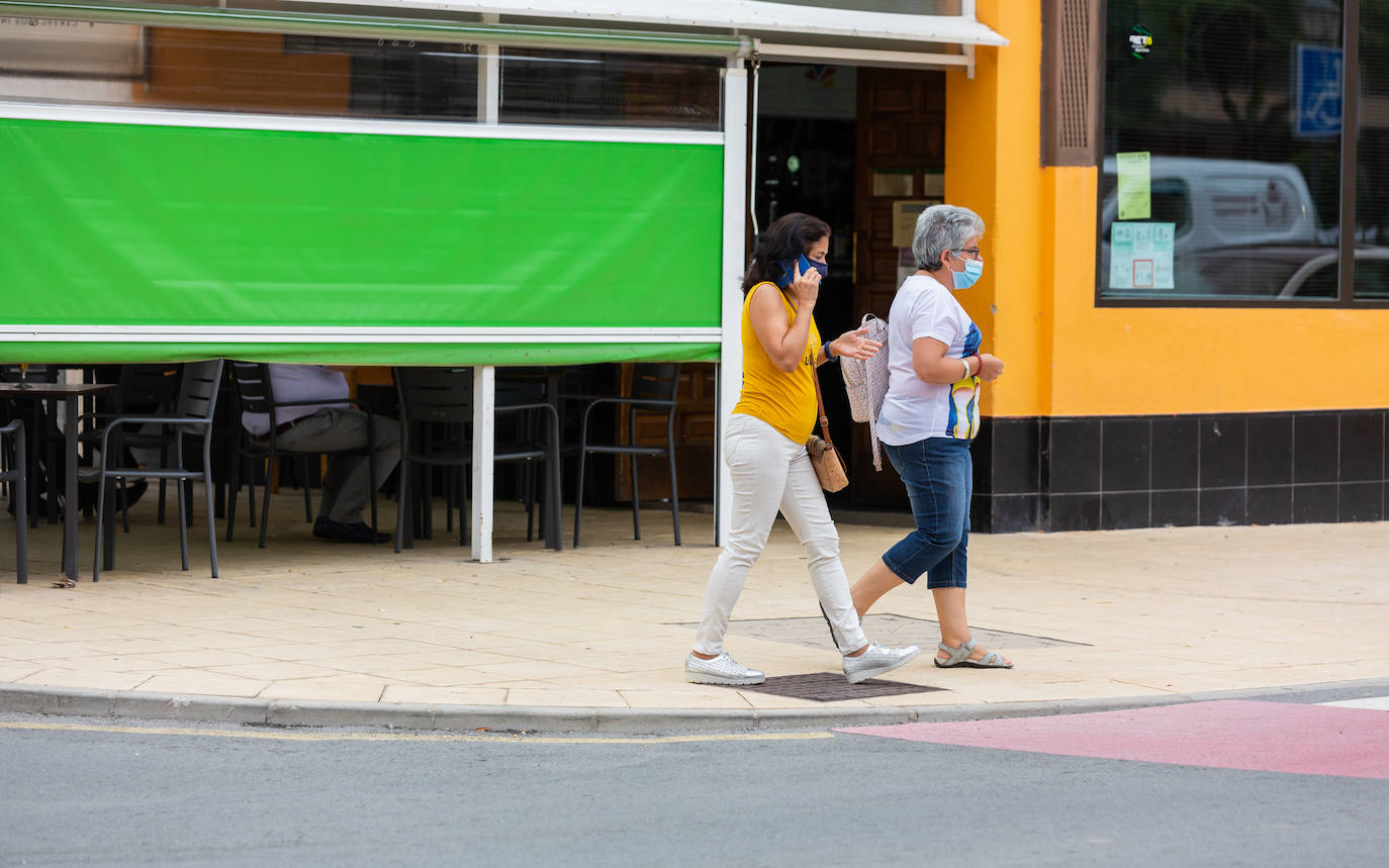 La localidad cierra instalaciones municipales tras varios positivos entre jóvenes