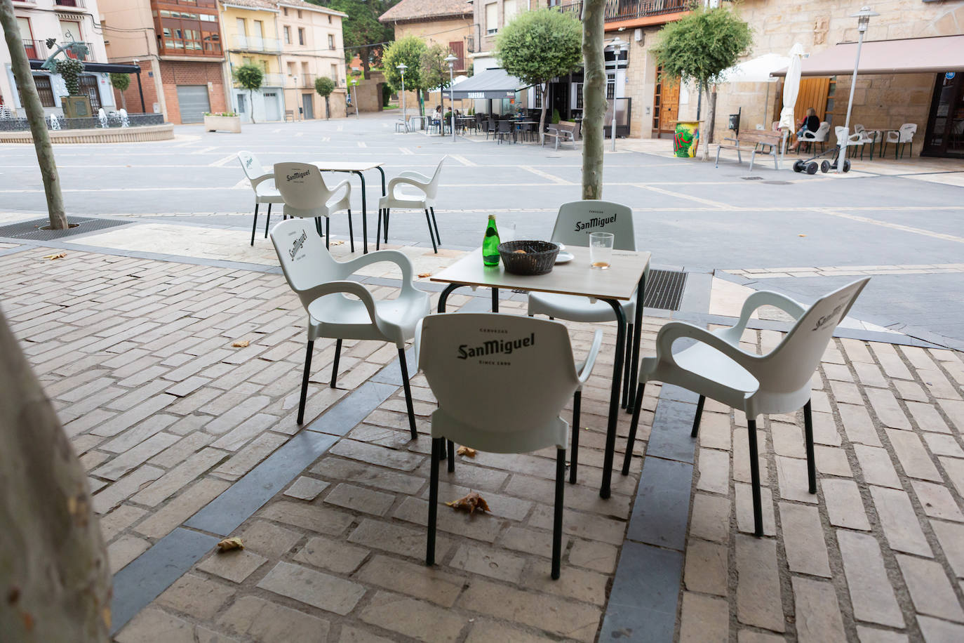 La localidad cierra instalaciones municipales tras varios positivos entre jóvenes