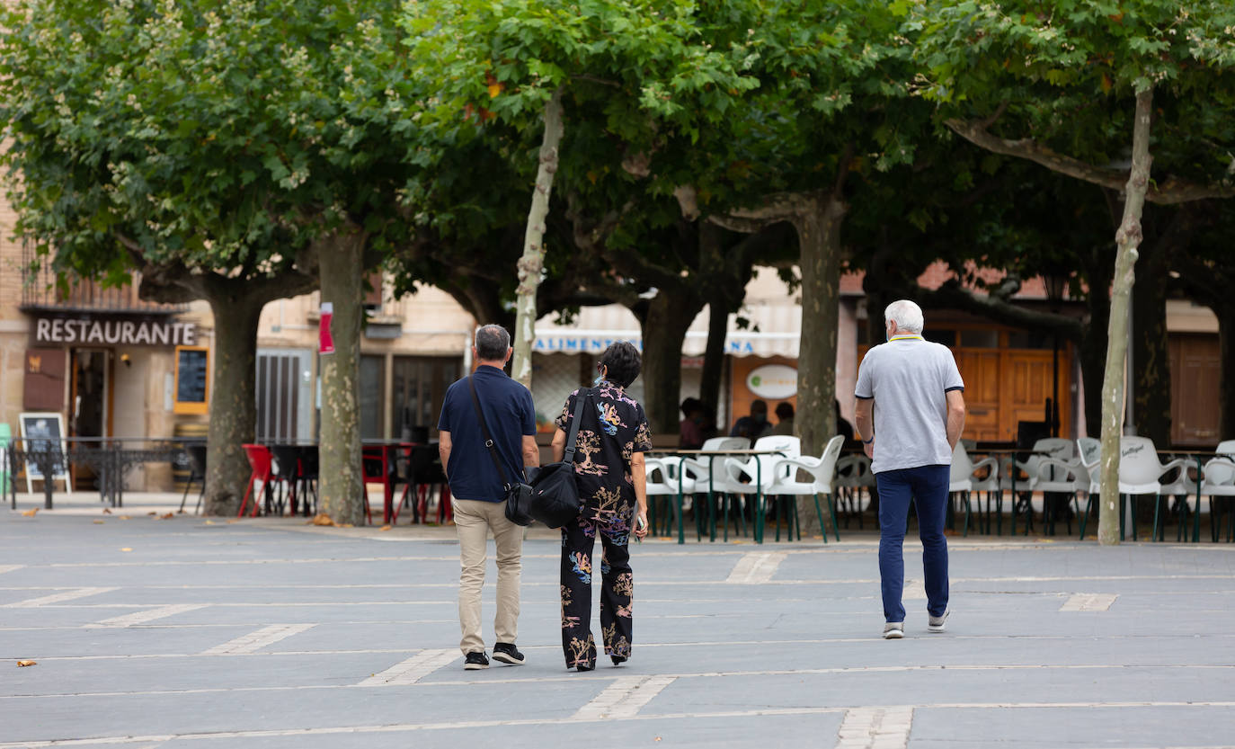 La localidad cierra instalaciones municipales tras varios positivos entre jóvenes