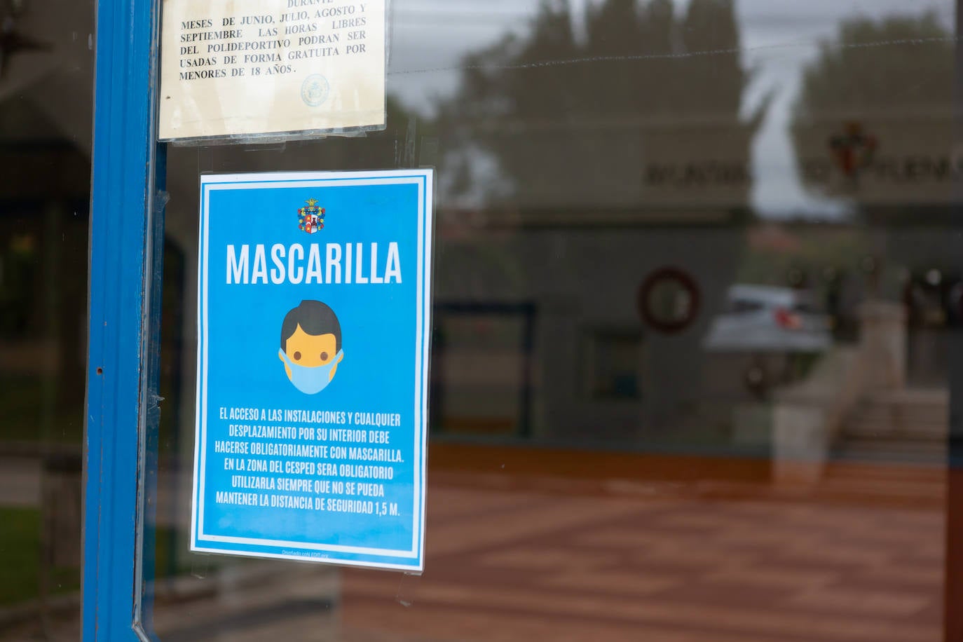 La localidad cierra instalaciones municipales tras varios positivos entre jóvenes