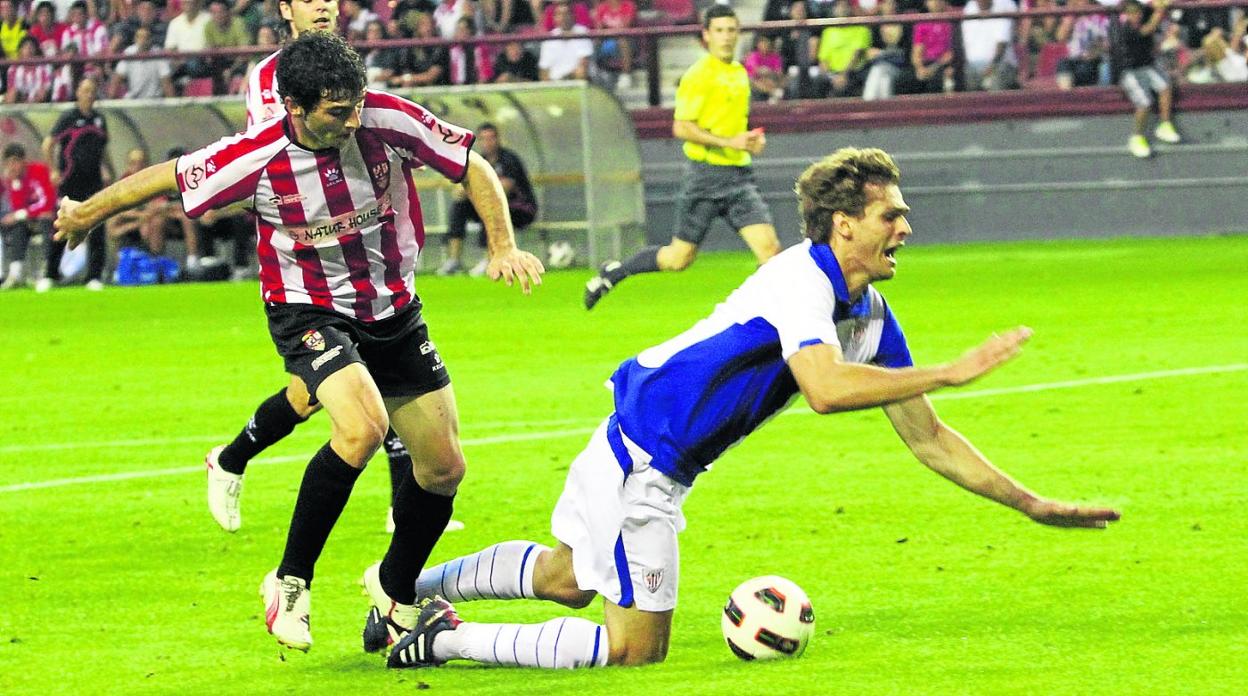 Iñaki derriba a Fernando Llorente en agosto del 2010. Fue penalti, pero no gol. 