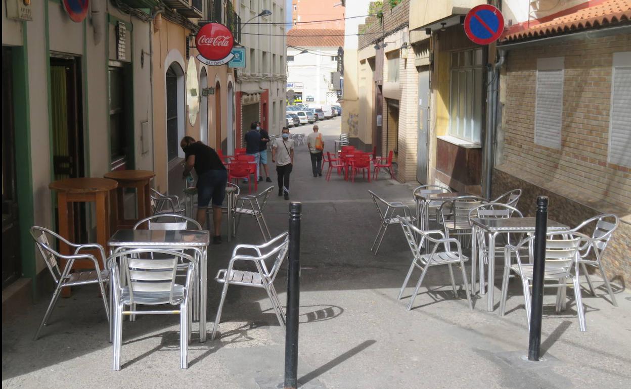 Terrazas vacías en la jornada dominical en Alfaro.