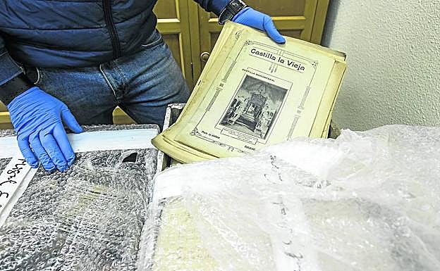 Cuidadosa catalogación de los valiosos documentos que custodia el IER. 